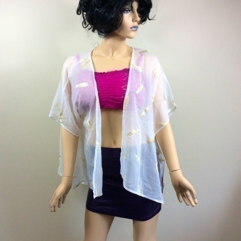 Vince Camuto white embroidered feather kimono. Large
